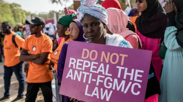 Una mujer en Gambia protesta contra la mutilación genital femenina en 2024.