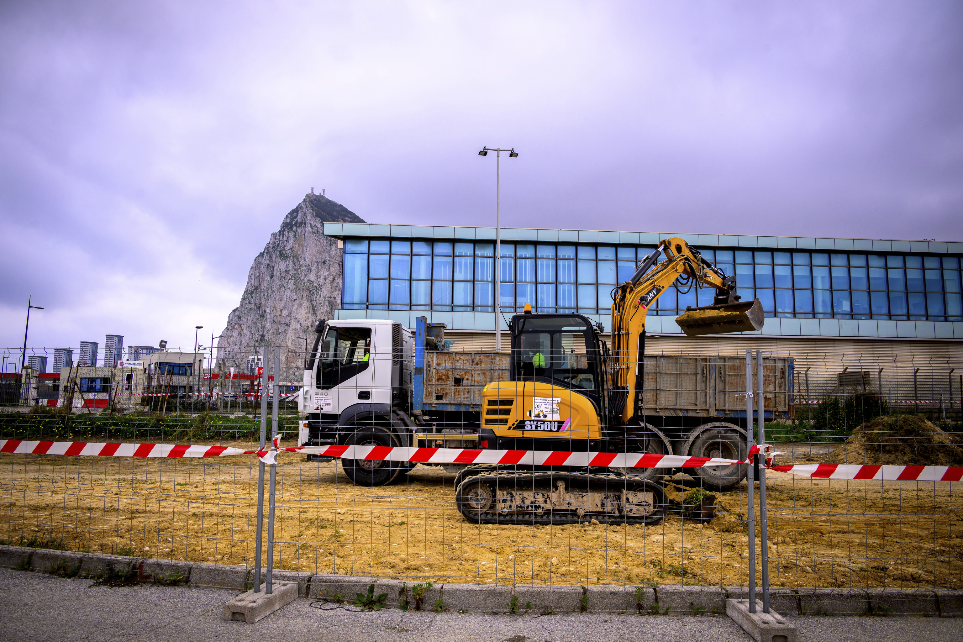 Obras en el entorno del aeropuerto del peñón de Gibraltar para el retirado de la valla, en zona española