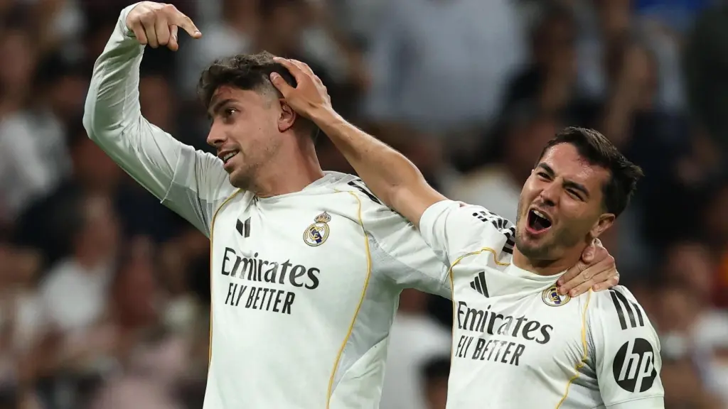 Fede Valverde celebra su gol ante el Girona con Brahim Díaz.