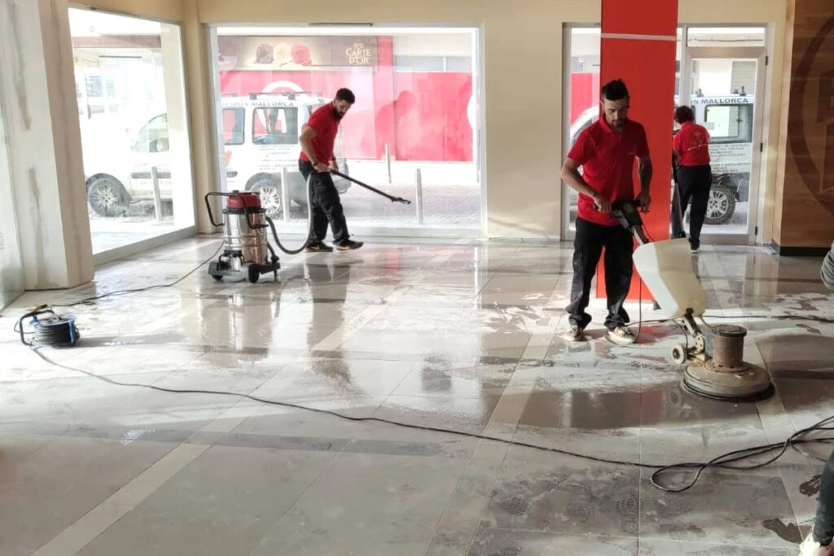 Aceras limpias en Palma: el plan de Emaya para eliminar la maleza sin químicos - image 1