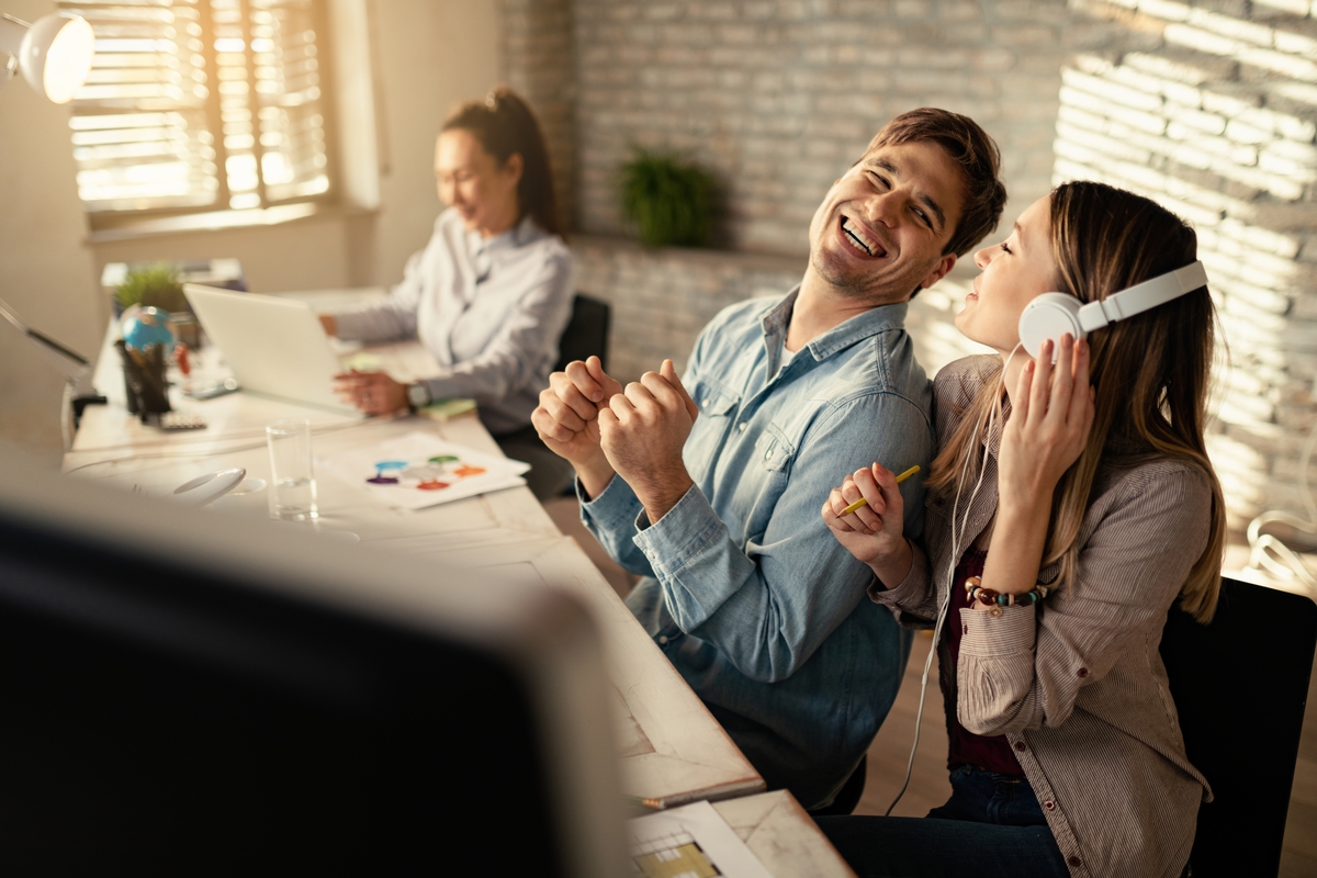 Trabajo equipo oficina trabajar (freepik)