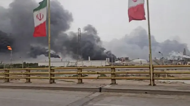 El humo se eleva desde la zona petroquímica de Mahshahr tras un ataque aéreo (04/04/26)