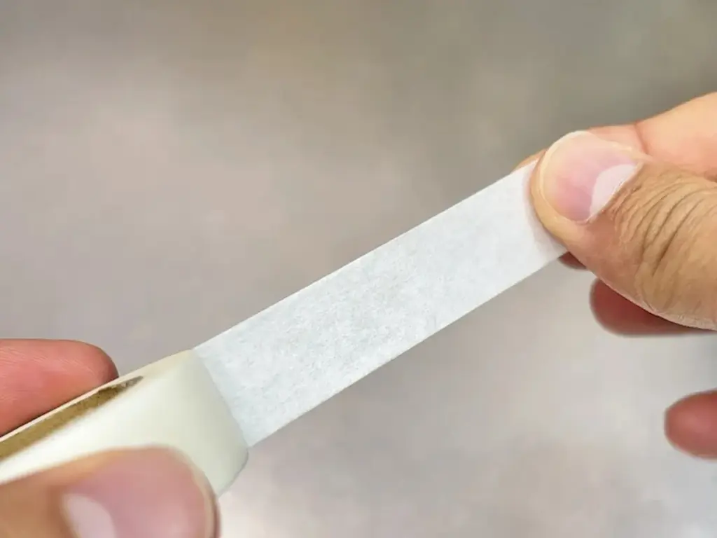 Adiós a frotar la grasa: el truco de Muji con cinta de carrocero para tu cocina
