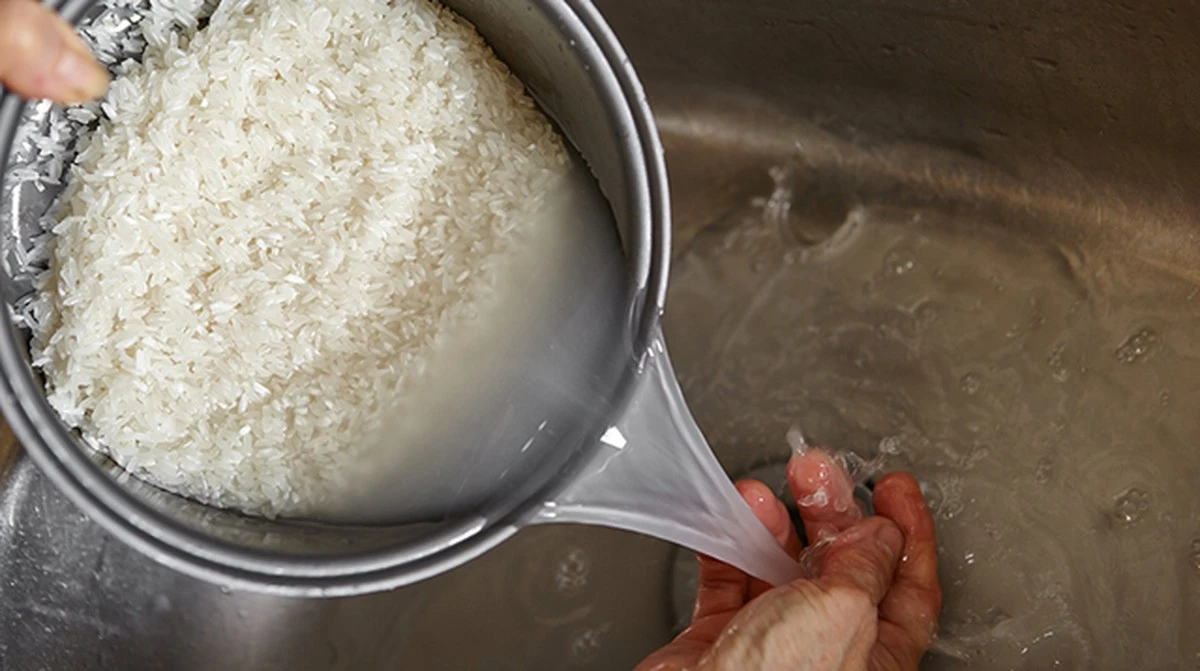 Adiós a la grasa con el truco 1:1: el producto de limpieza y suavizante de telas casero - image 1