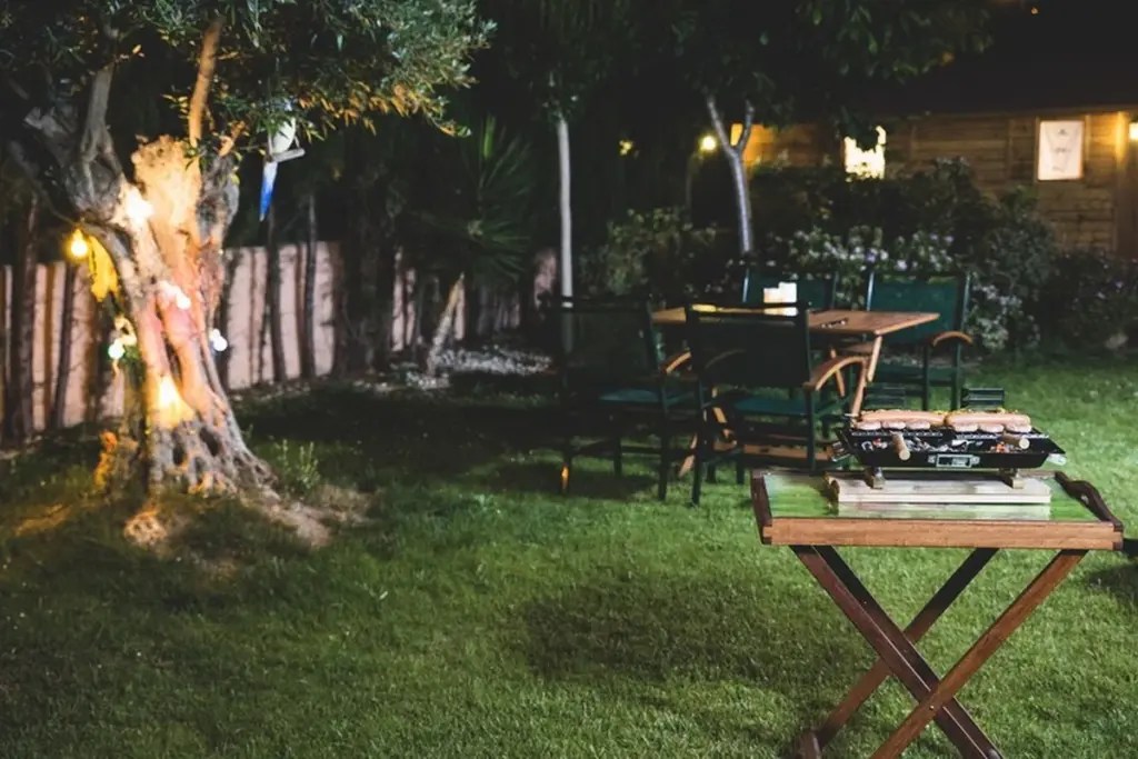 Adiós a la luz cara: los faroles LED solares de Lidl para iluminar gratis tu jardín