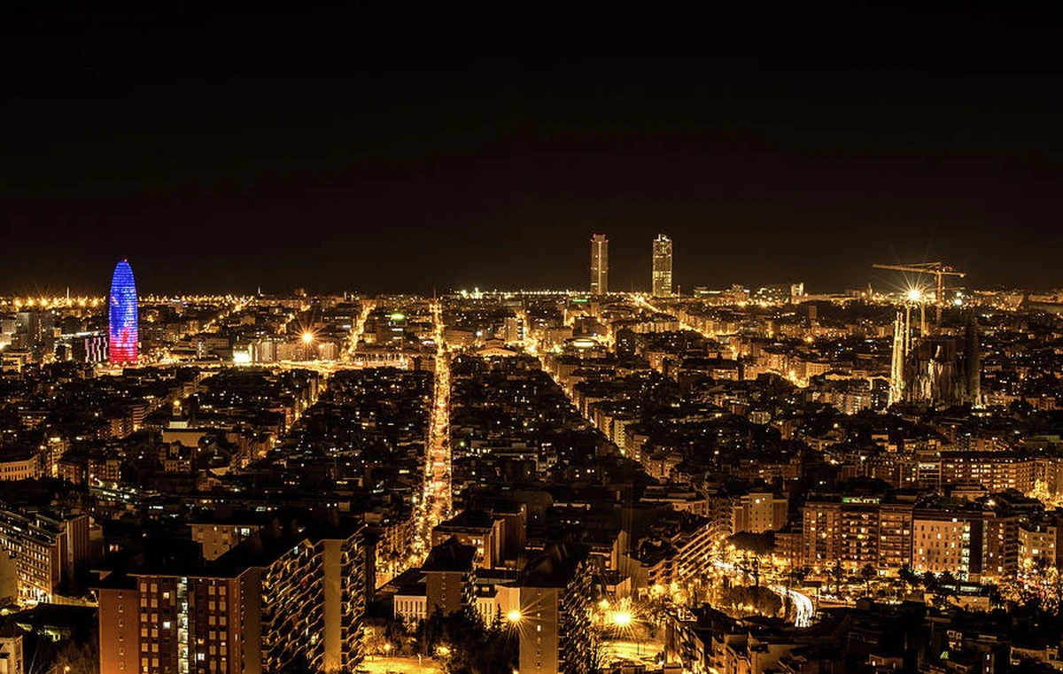 Adiós a la oscuridad: el Ajuntament de Barcelona iluminará 5 iconos hasta tarde - image 1