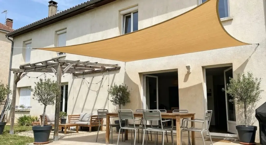 Adiós a la pérgola: el truco de checos y República Checa para enfriar tu terraza