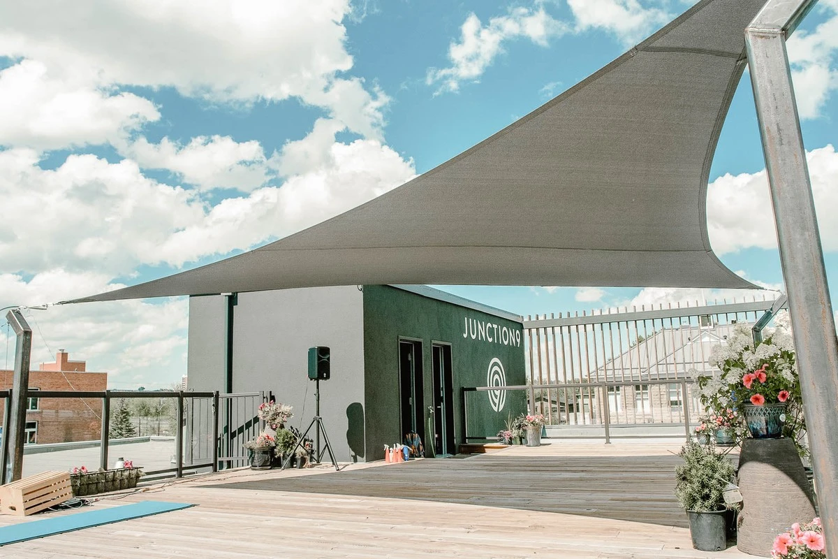 Adiós a la Pergola tradicional: el Toldo vela que enfría 10 grados tu terraza - image 1