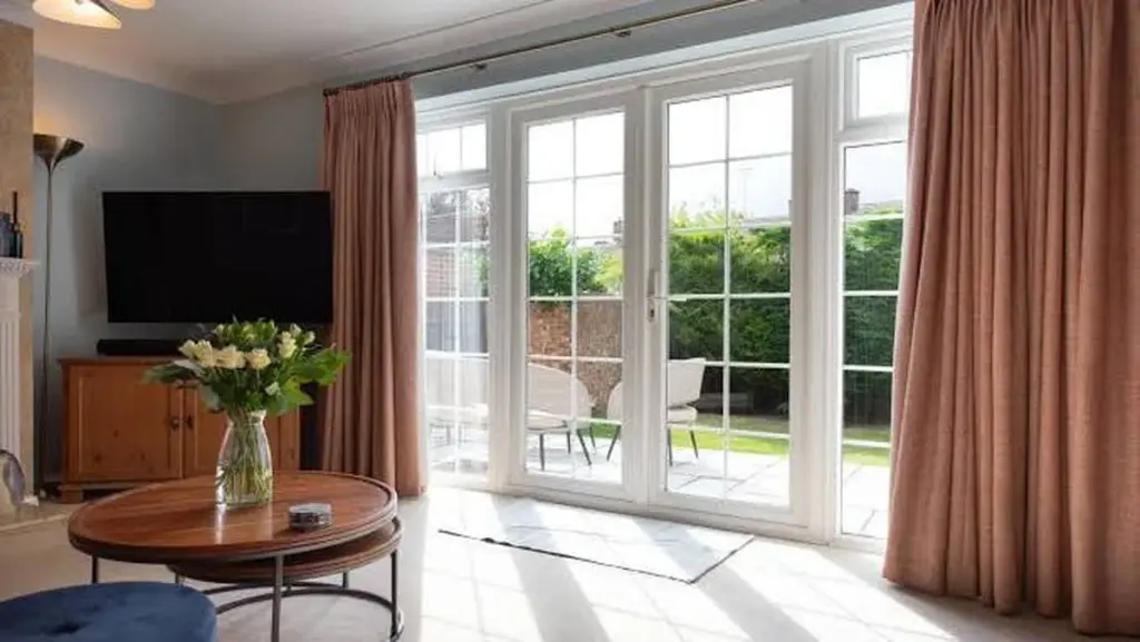 Adiós a las cortinas: 4 formas de transformar tus ventanas y ganar luz