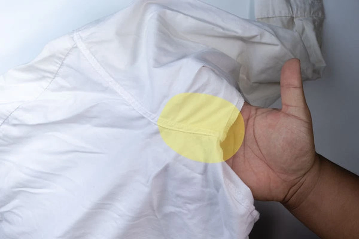 Adiós a las manchas amarillas: el truco de 45 minutos que rescata tu ropa - image 1