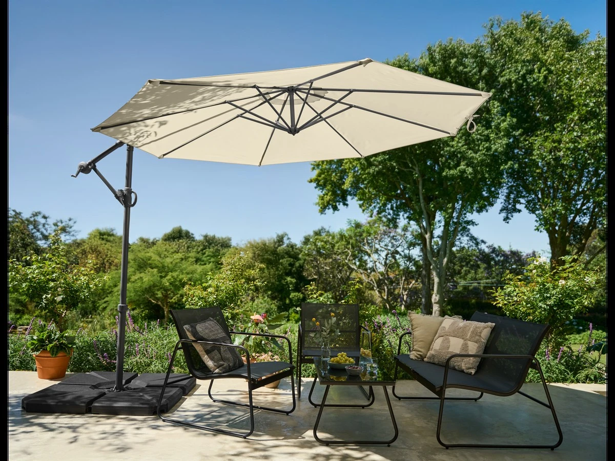 Adiós al calor en el balcón: Lidl agota este parasol Livarno de 2 metros - image 1
