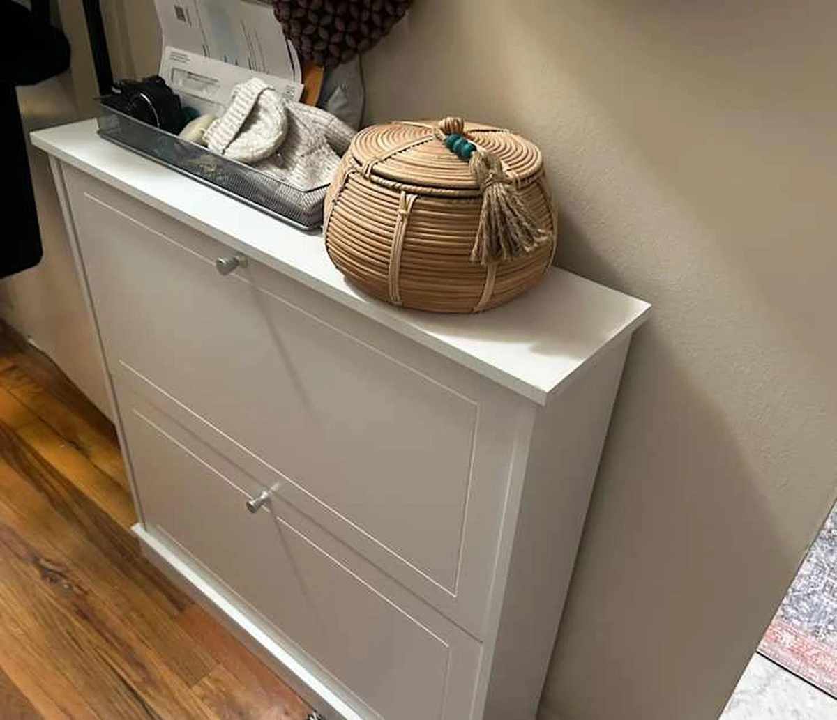 Adiós al desorden: el Vida Designs 2 Tier Antique Wood Effect Shoe Cabinet de Dunelm - image 1