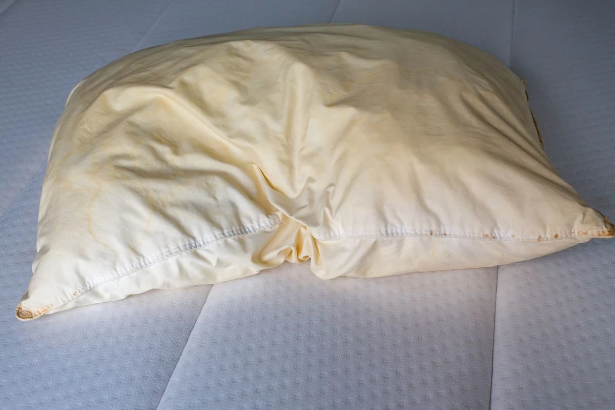 Adiós al exceso de sebo en tu piel: el truco casero para desinfectar almohadas - image 1