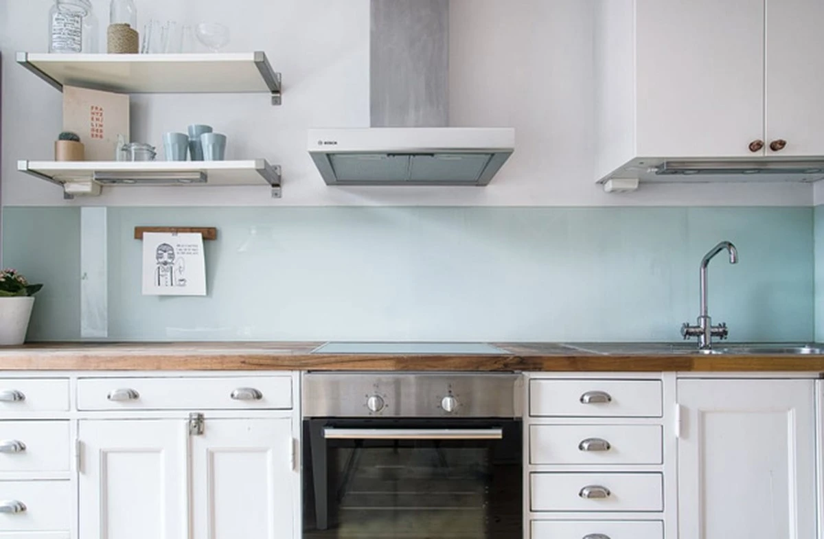 Adiós a los azulejos: 4 materiales para tu cocina sin juntas ni limpieza difícil - image 1