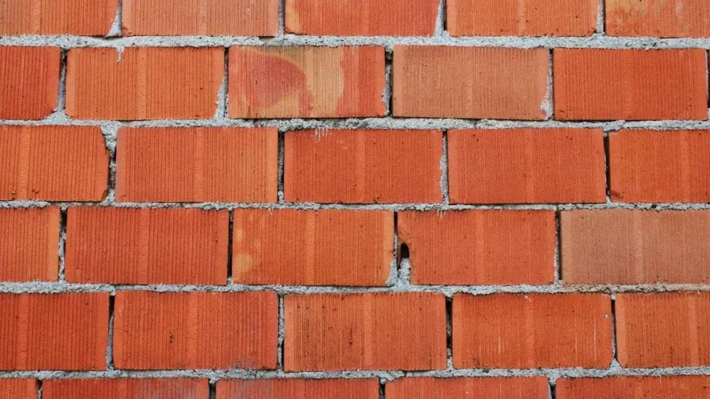 Adiós al pladur: el ladrillo visto de 10 céntimos revoluciona el diseño de interiores