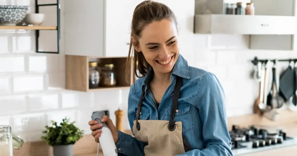 Adiós al ruido visual: por qué la cocina invisible revoluciona el diseño de interiores