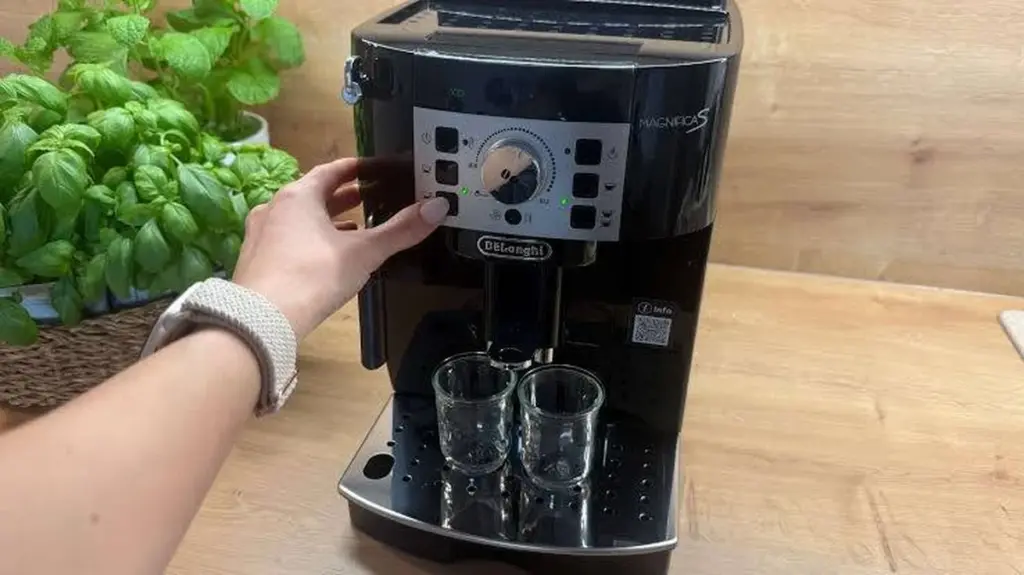 Adiós cápsulas: esta Cafetera superautomática De’Longhi Magnifica S ECAM 22.110.B te ahorra 400€ al año