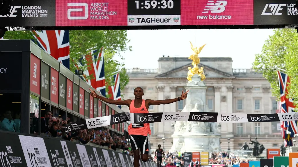 Sawe cruza la línea de meta de la maratón de Londres con su nuevo récord.