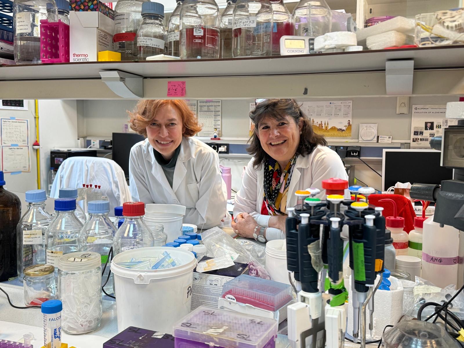 Foto: Las investigadoras Carmen Gil (i) y Ana Martínez. (Cedida)