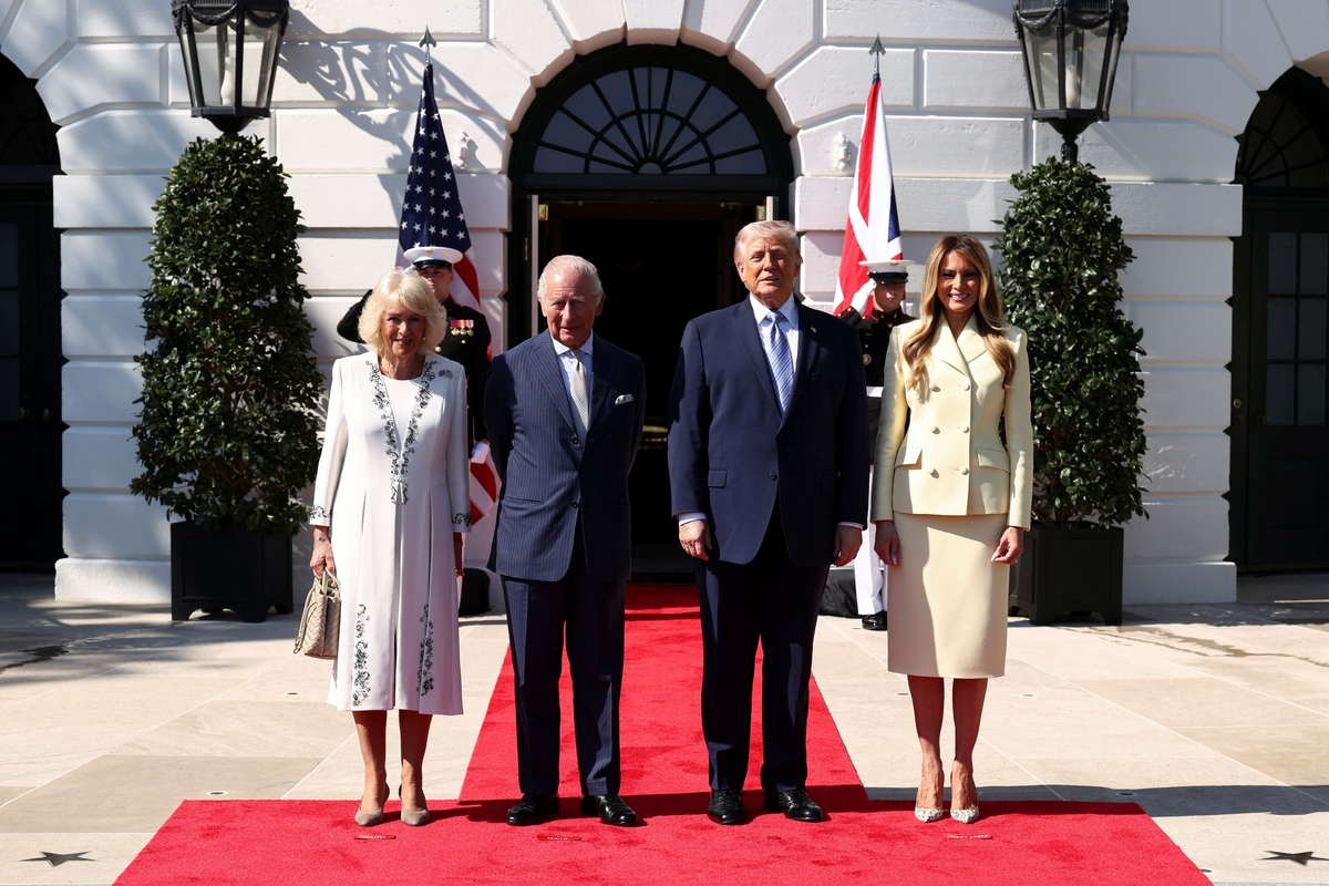 U.S. President Donald Trump and first lady Melania Trump pose for a picture with Britain's King Charles and Queen Camilla at their arrival for afternoon tea on the South Lawn of the White House in Washington, D.C., U.S., April 27, 2026. REUTERS/Kevin Lamarque
