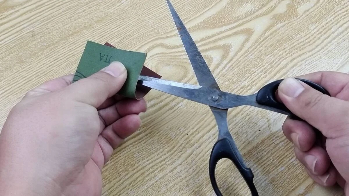 Afila y Desoxida tus Tijeras en 2 Minutos con Papel Aluminio: El Truco que las Hará Cortar Como Nuevas - image 1