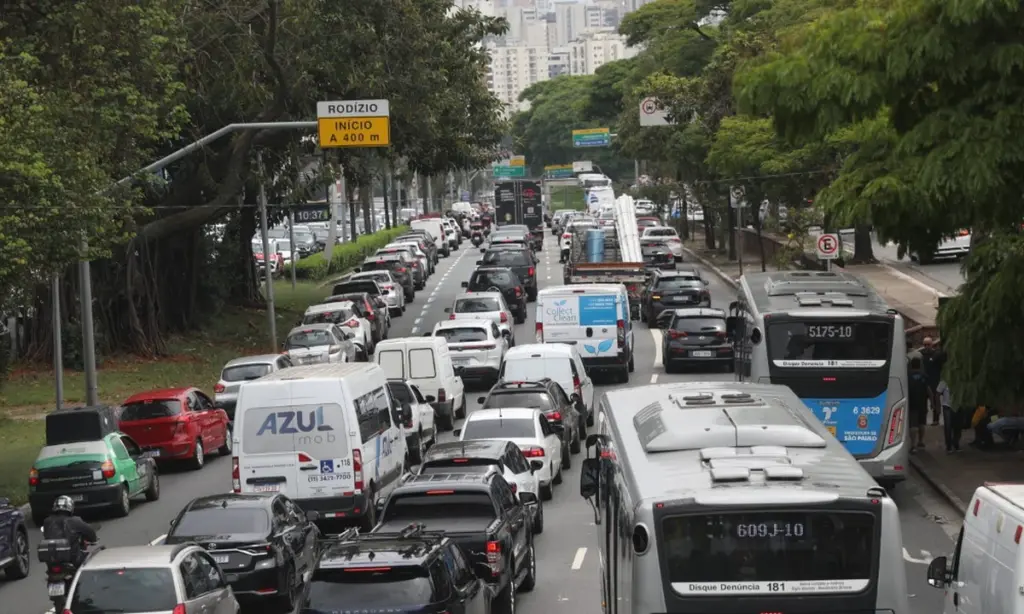 Aire acondicionado: el truco de los 200 metros para bajar el consumo de combustible