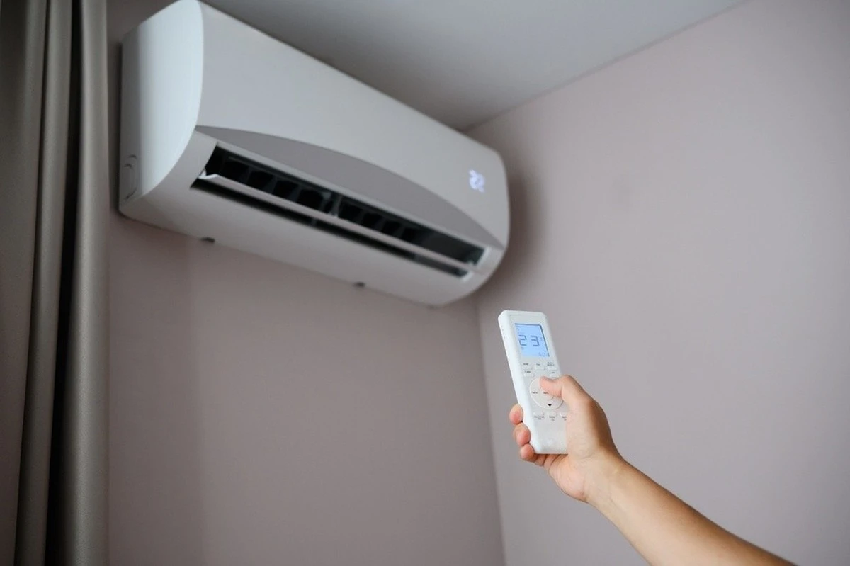 Ajusta tu aire acondicionado a 26°C: el secreto de los expertos para ahorrar luz en olas de calor - image 1