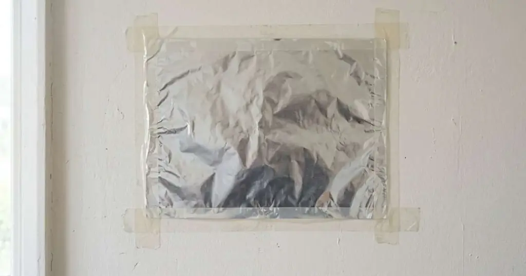Arquitectos recomiendan papel de aluminio en las paredes: este truco revela la humedad oculta