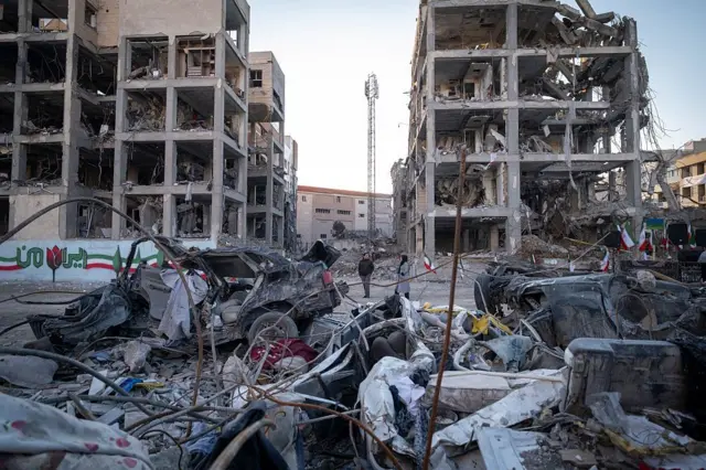 Unas personas visitan una zona residencial de Teherán (Irán) el 9 de abril de 2026, que resultó afectada durante las operaciones militares estadounidenses e israelíes del 9 de marzo.