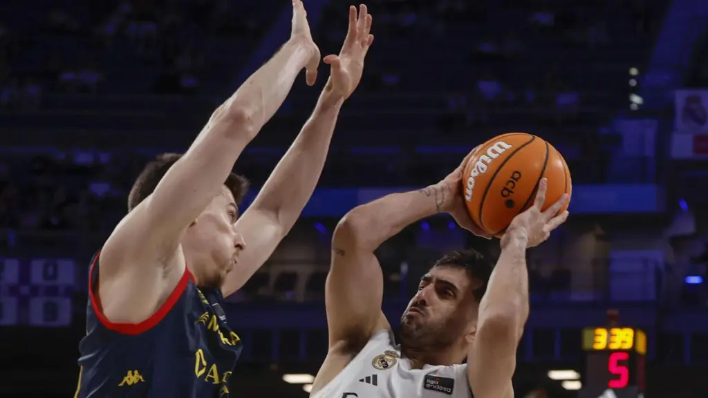Campazzo, presionado por Chumi Ortega.