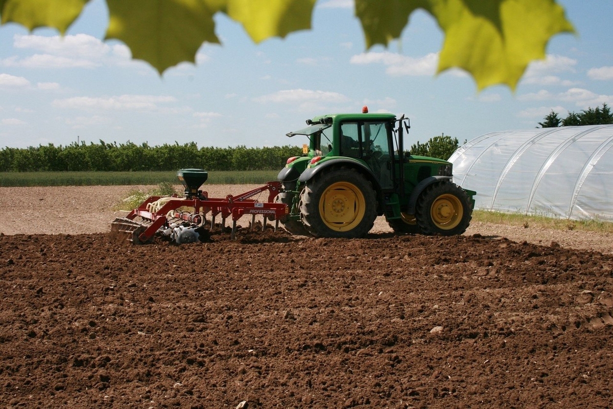 Tractor en campo. (Europa Press)