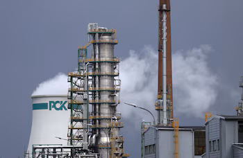 Vista de la refinería PCK, una instalación de procesamiento de crudo que suministra combustible para aviones. (REUTERS/Lisi Niesner)