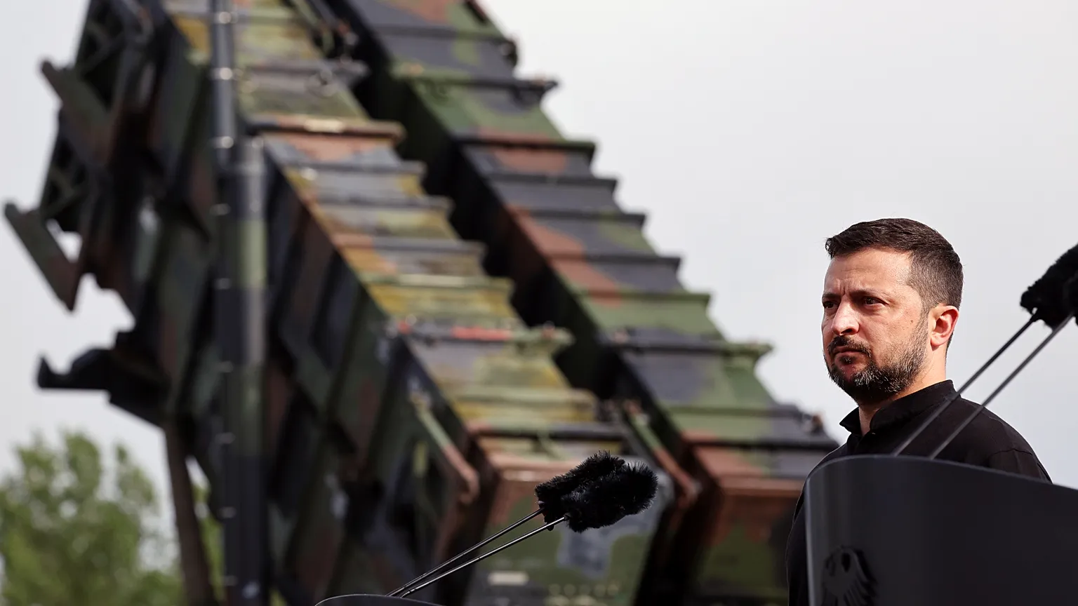  Volodymyr Zelenskyy in front of a Patriot air defence missile system during a visit to a military training area in the German state of Western Pomerania, June 11, 2024.