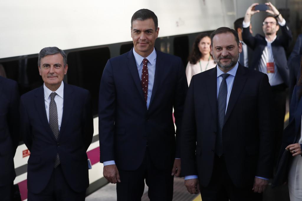 Pedro Sánchez entre Pedro Saura y José Luis Ábalos.