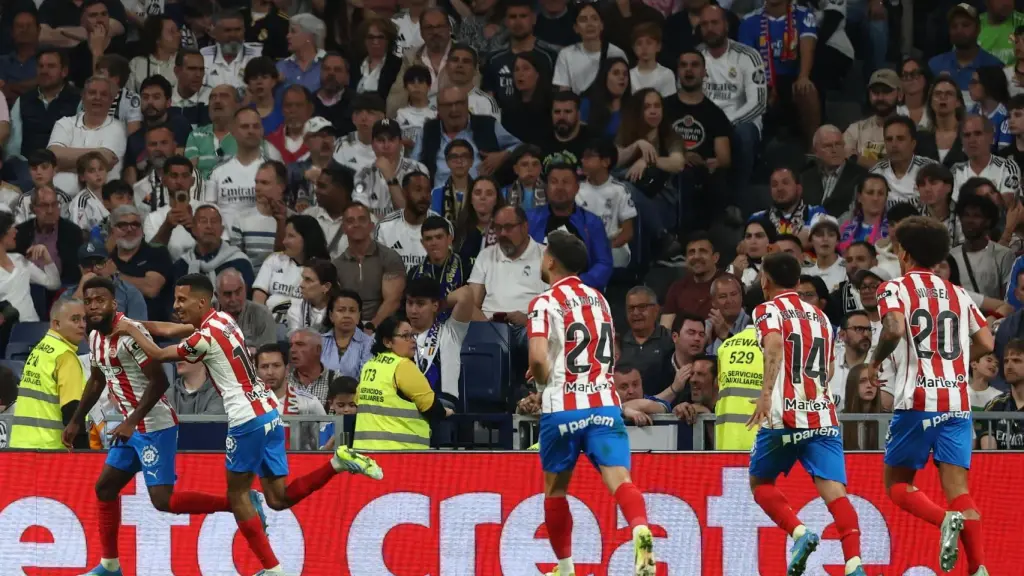 Los jugadores del Girona celebran su gol en el Santiago Bernabéu.