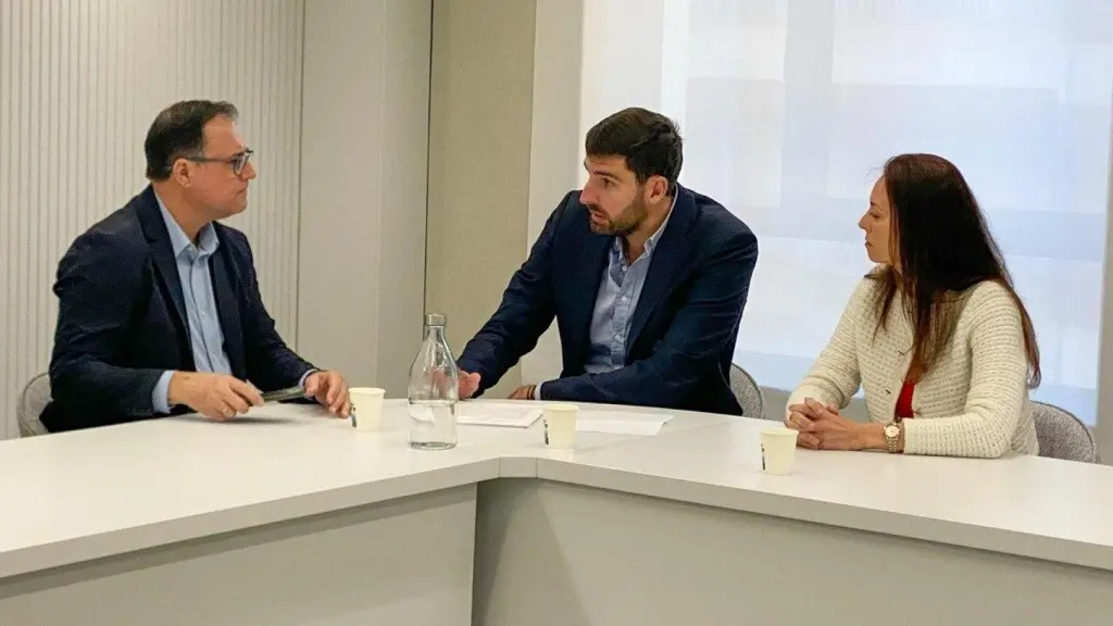 Los diputados del Grupo Mixto y exmiembros de Vox, José Ángel Antelo y Virginia Martínez, este martes, reunidos con el presiente de la patronal de la construcción FRECOM, José Hernández.
