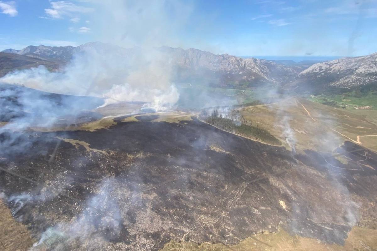Uno de los incendios que afectan a Cantabria.