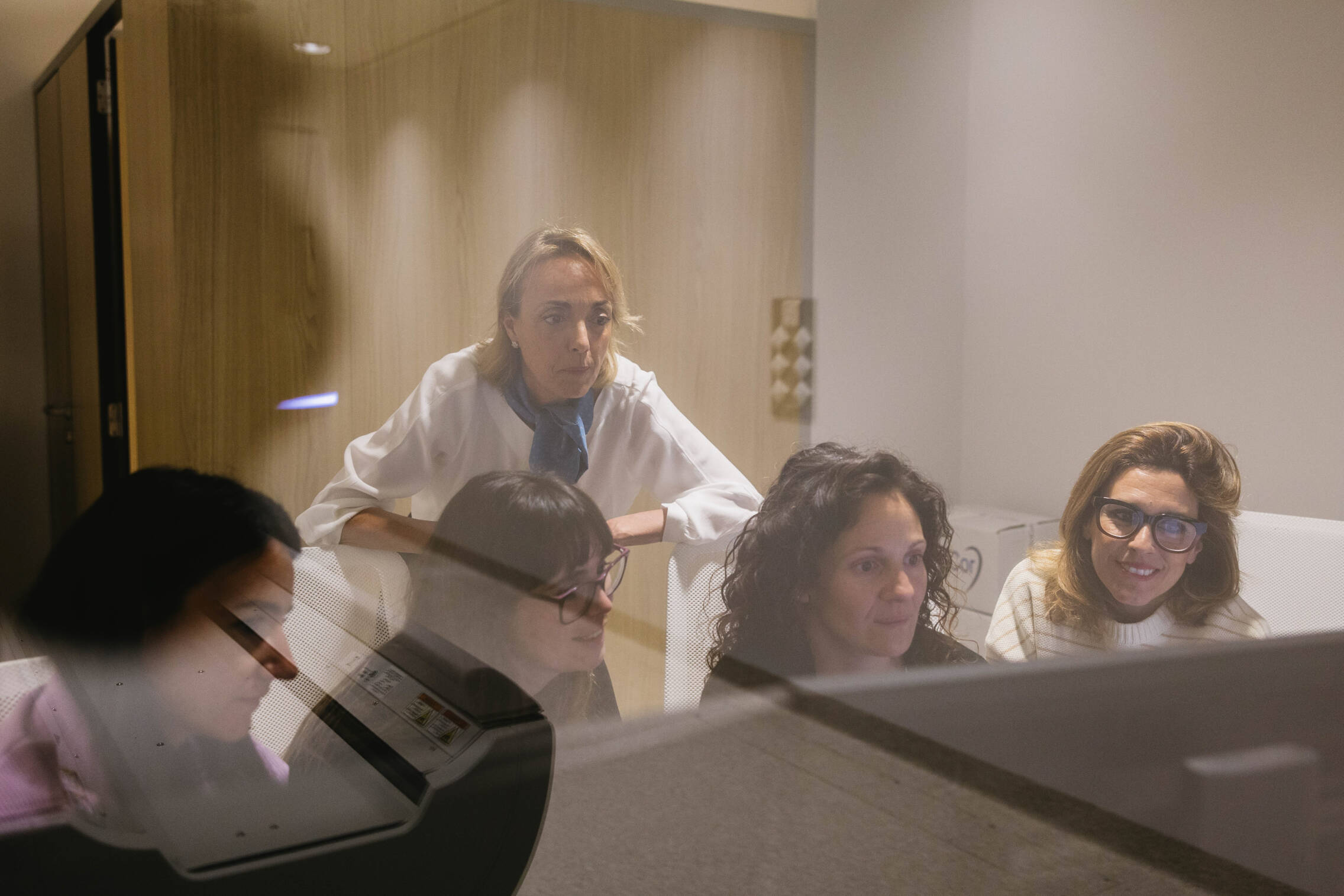 María Cordón junto a otros profesionales observando el área TAC. (V. V.)