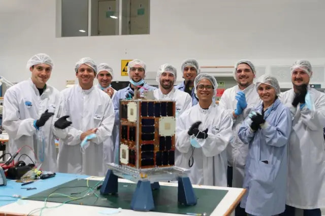 Foto de parte del grupo que construyó Atenea