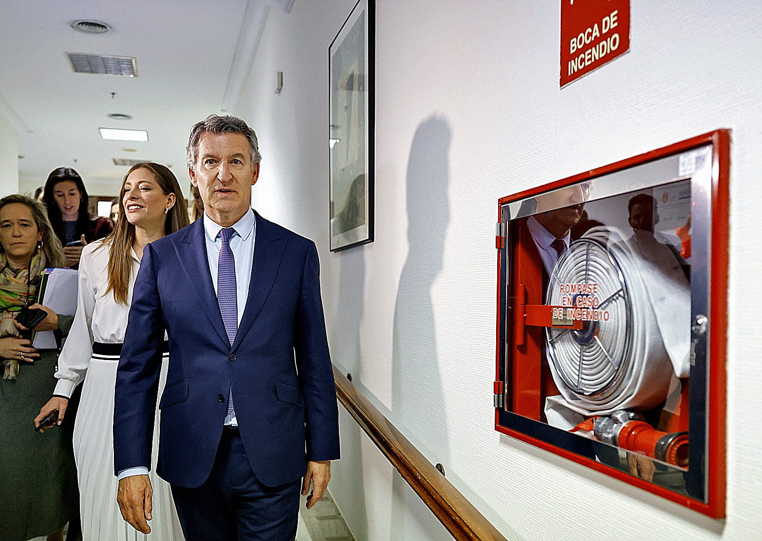 Núñez Feijóo y la portavoz del PP, Esther Muñoz, tras la reunión con los diputados de sus grupos parlamentarios el pasado 14 de abril.