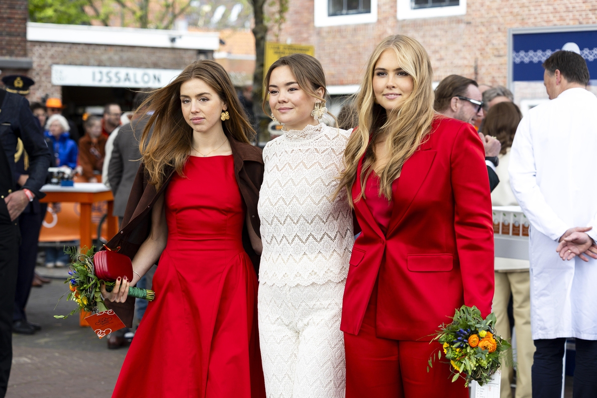 La princesa Alexia, la princesa Ariane y la princesa heredera Catharina-Amalia de los Países Bajos asisten a la celebración del Día del Rey en Dokkum (EFE/EPA/RAMON VAN)