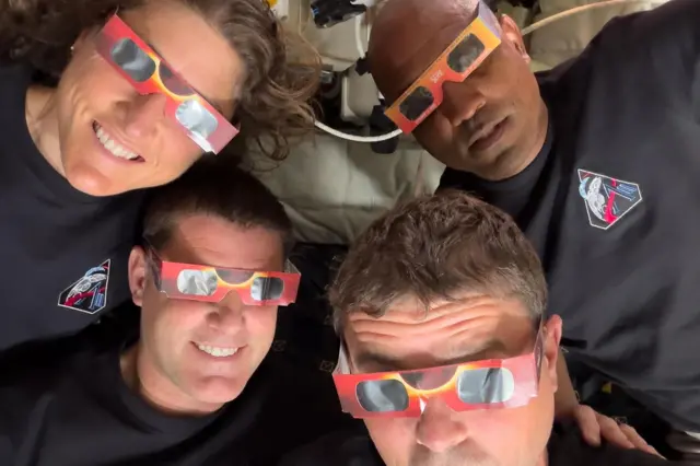 Los astronautas de Artemis II con gafas para eclipses.