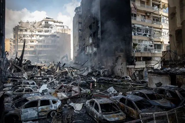 Vehículos y edificios destruidos en Líbano
