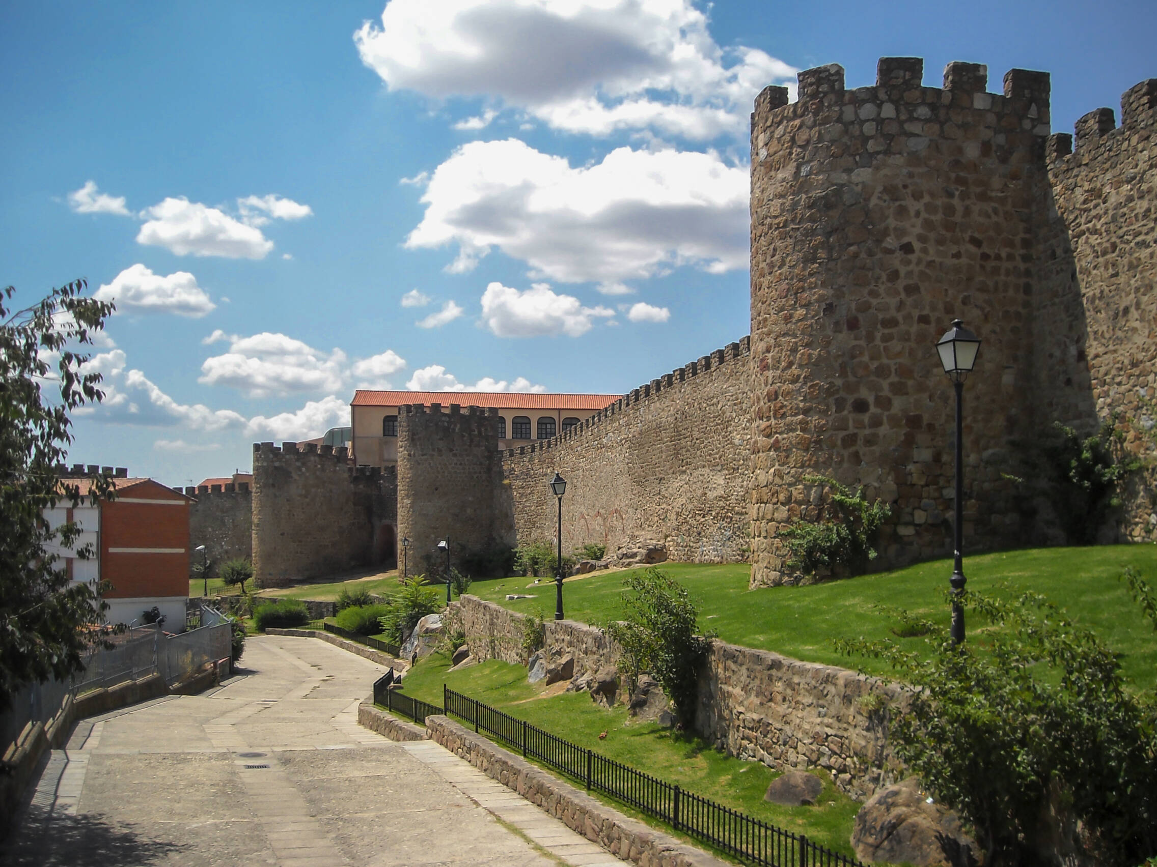 Foto: La ciudad medieval cuya muralla es una de las construcciones más importantes de la Edad Media en Extremadura. (Wikipedia/Marco Chiesa)