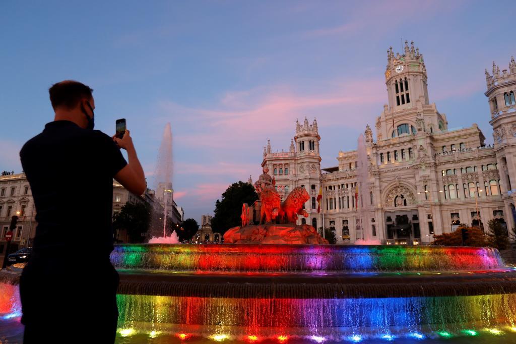 La fuente de Cibeles decorada con motivo del Orgullo LGTBIQ+.
