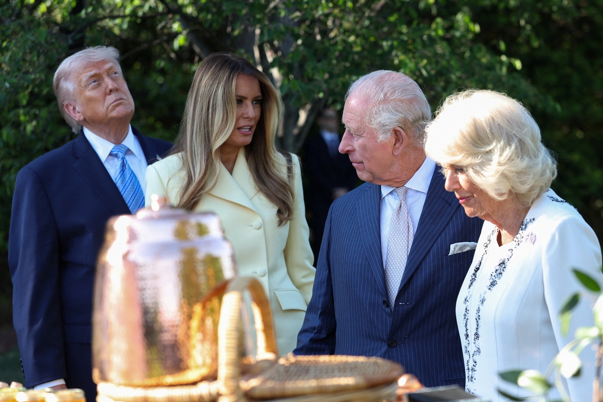 Trump, Melania, Carlos III y Camila visitan la colmena en la Casa Blanca. (REUTERS/Suzanne Plunkett/Pool)