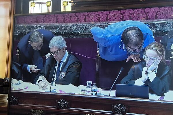 Los acusados Koldo y Ábalos reaccionan constantemente a las afirmaciones de los miembros de la UCO consultando constantemente a sus abogados.