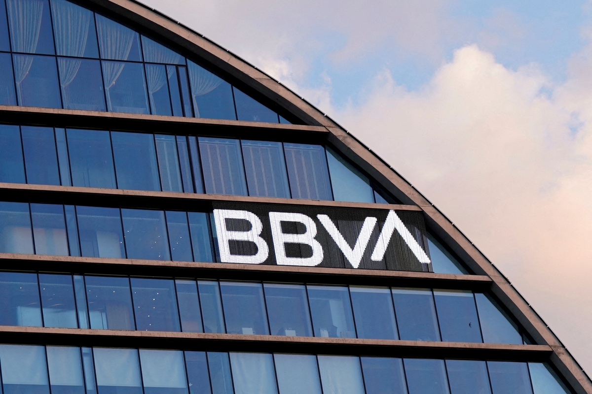 El logo de BBVA en la fachada de la sede del banco en Madrid. (REUTERS/Ana Beltran/File Photo)