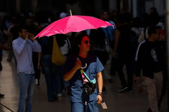Una mujer con una sombrilla en una calle de Ciudad de México