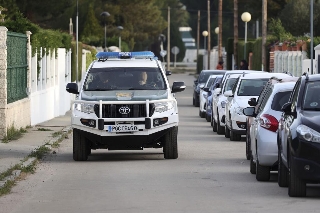 Un vehículo de la Guardia Civil vigila el acceso a la antigua vivienda familiar de Óscar S. en Traspinedo (Valladolid).